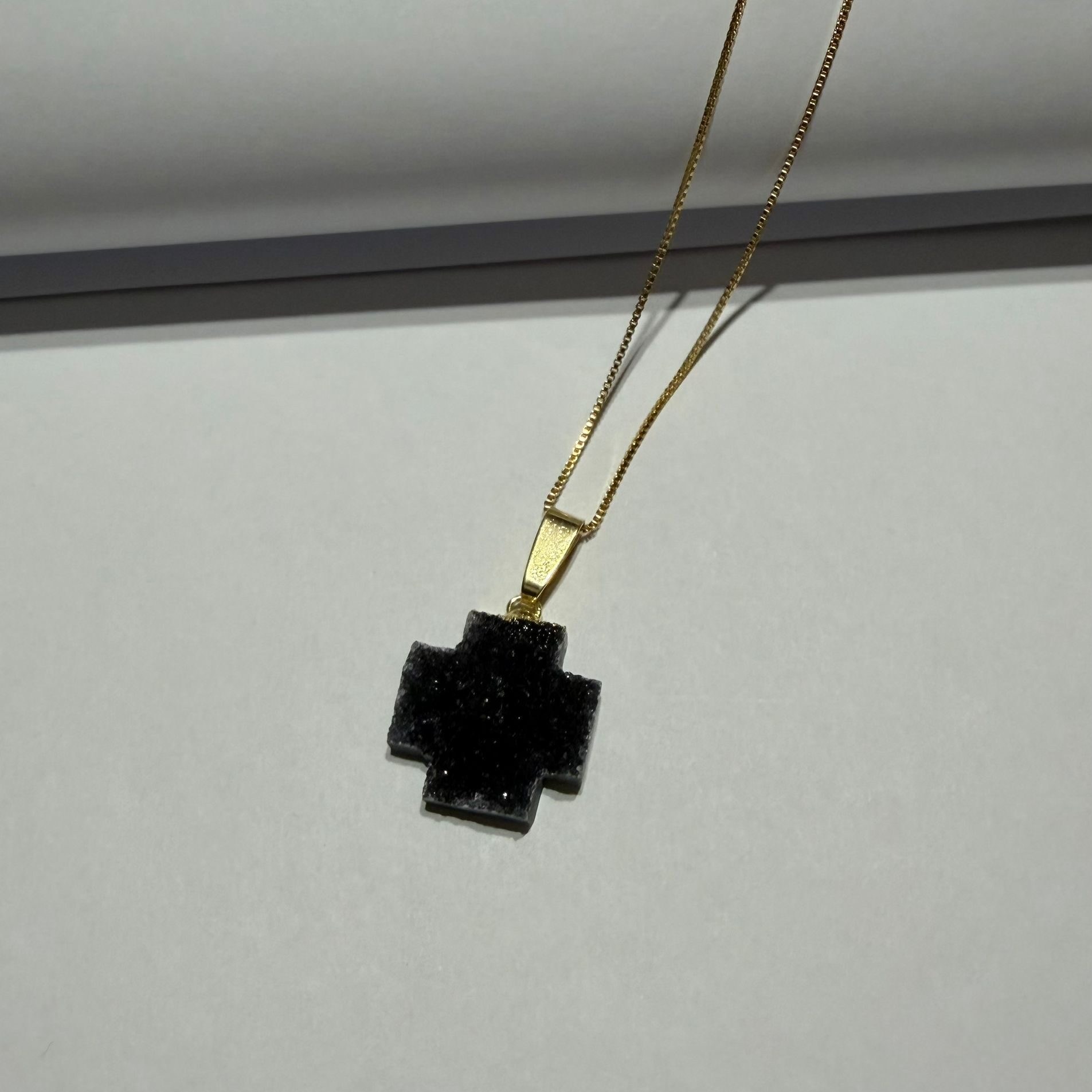 Dije Cruz de Luz con Druza Brillo y Baño en Oro - Imagen 2