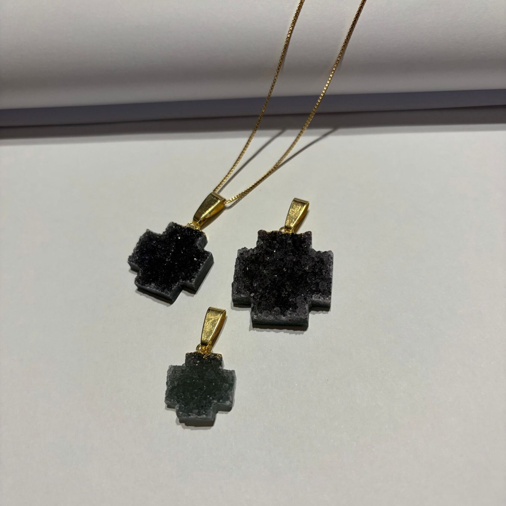 Dije Cruz de Luz con Druza Brillo y Baño en Oro