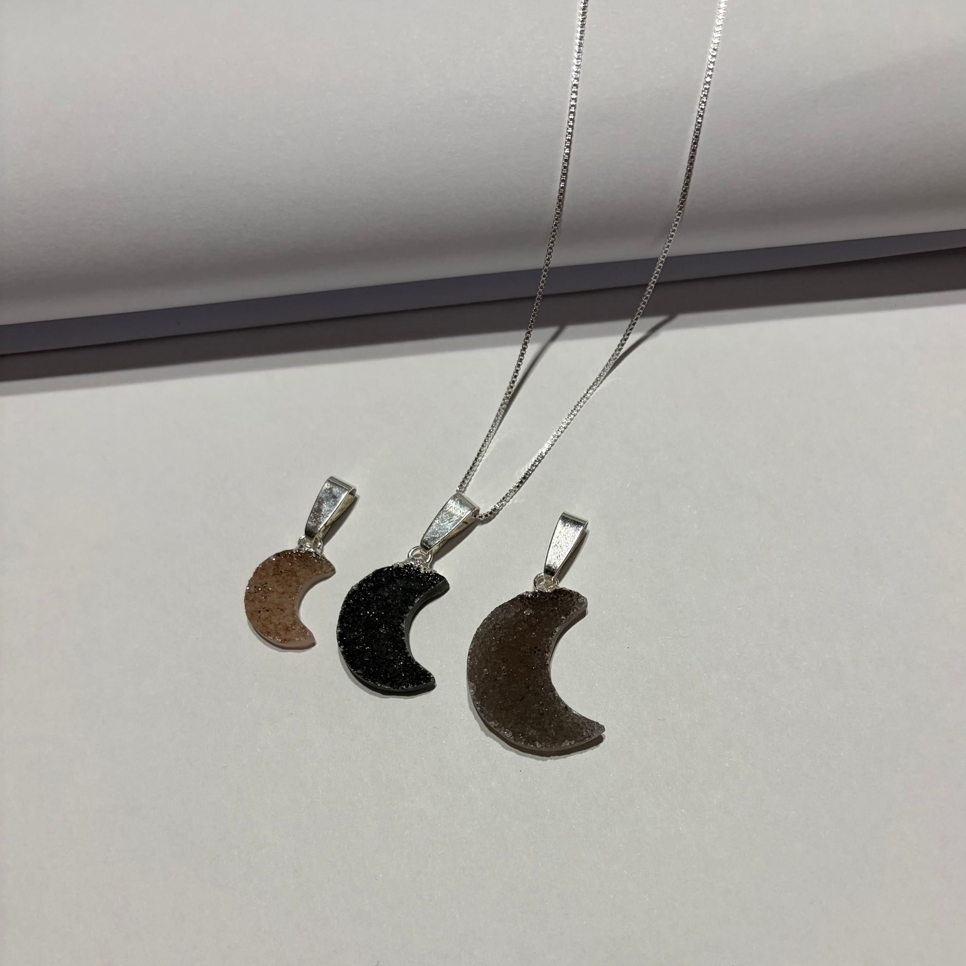 Dije Luna de Luz con Druza Brillo y Baño en Plata