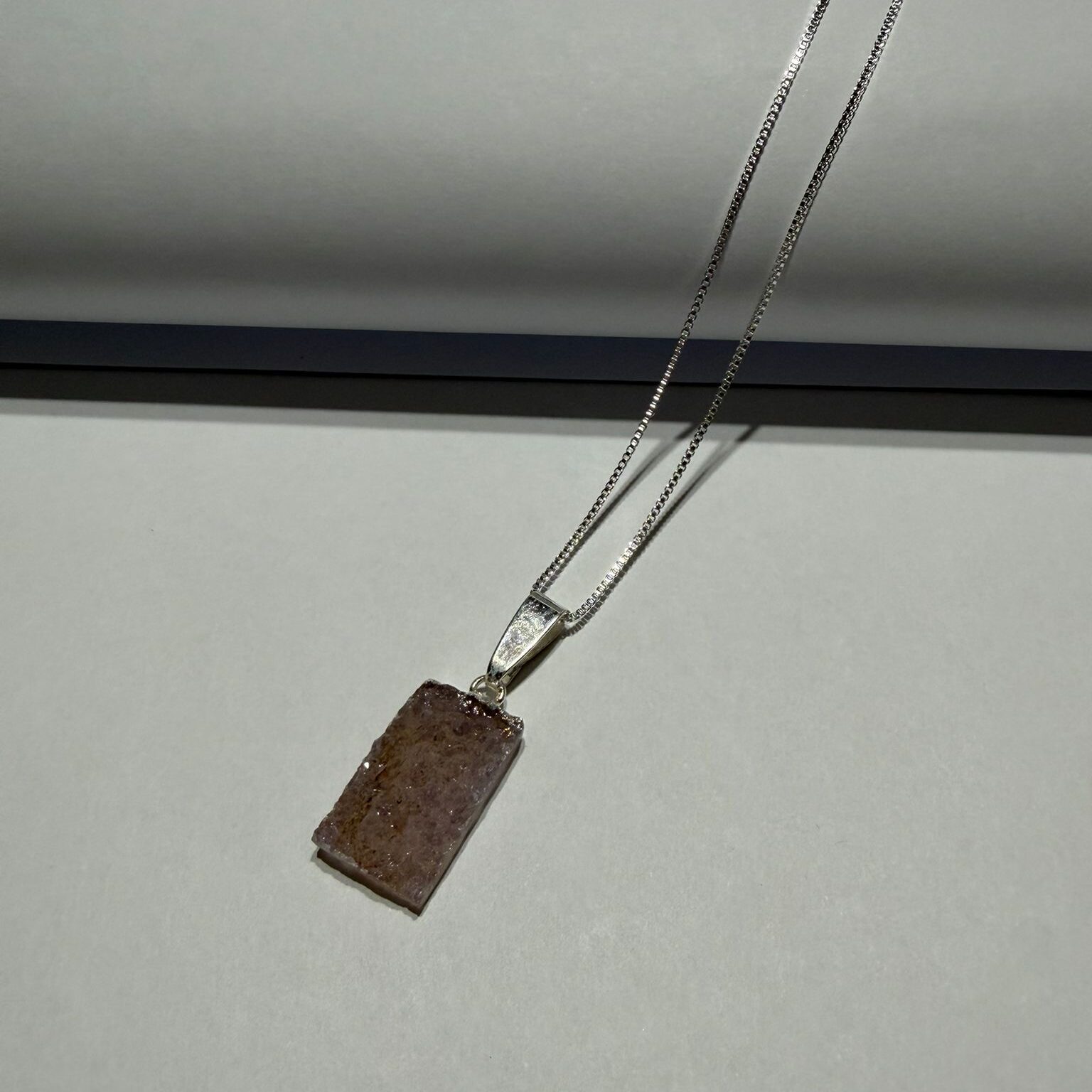 Dije Rectángulo de Luz con Druza Brillo y Baño en Plata - Imagen 2