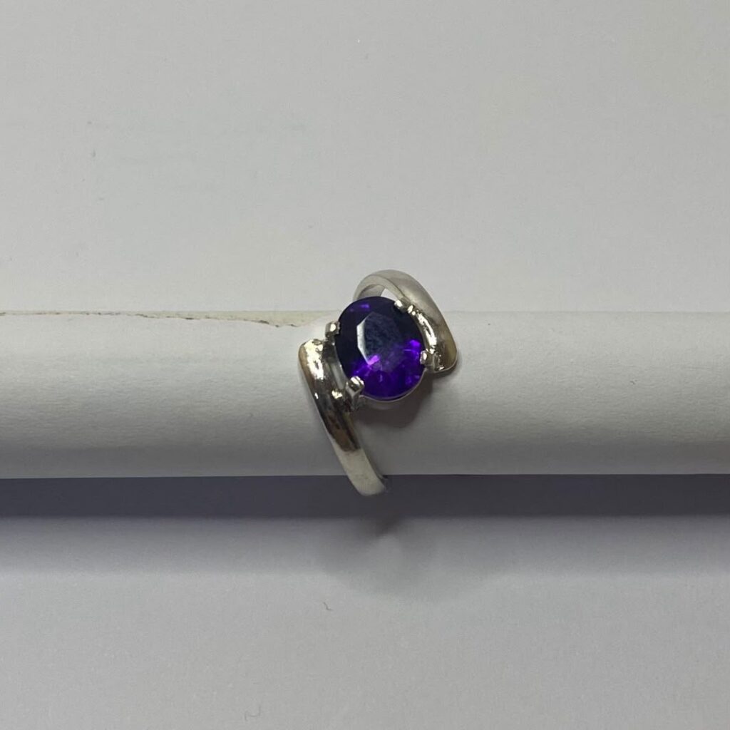 Anillo Luz de Amatista Oval en Plata 925