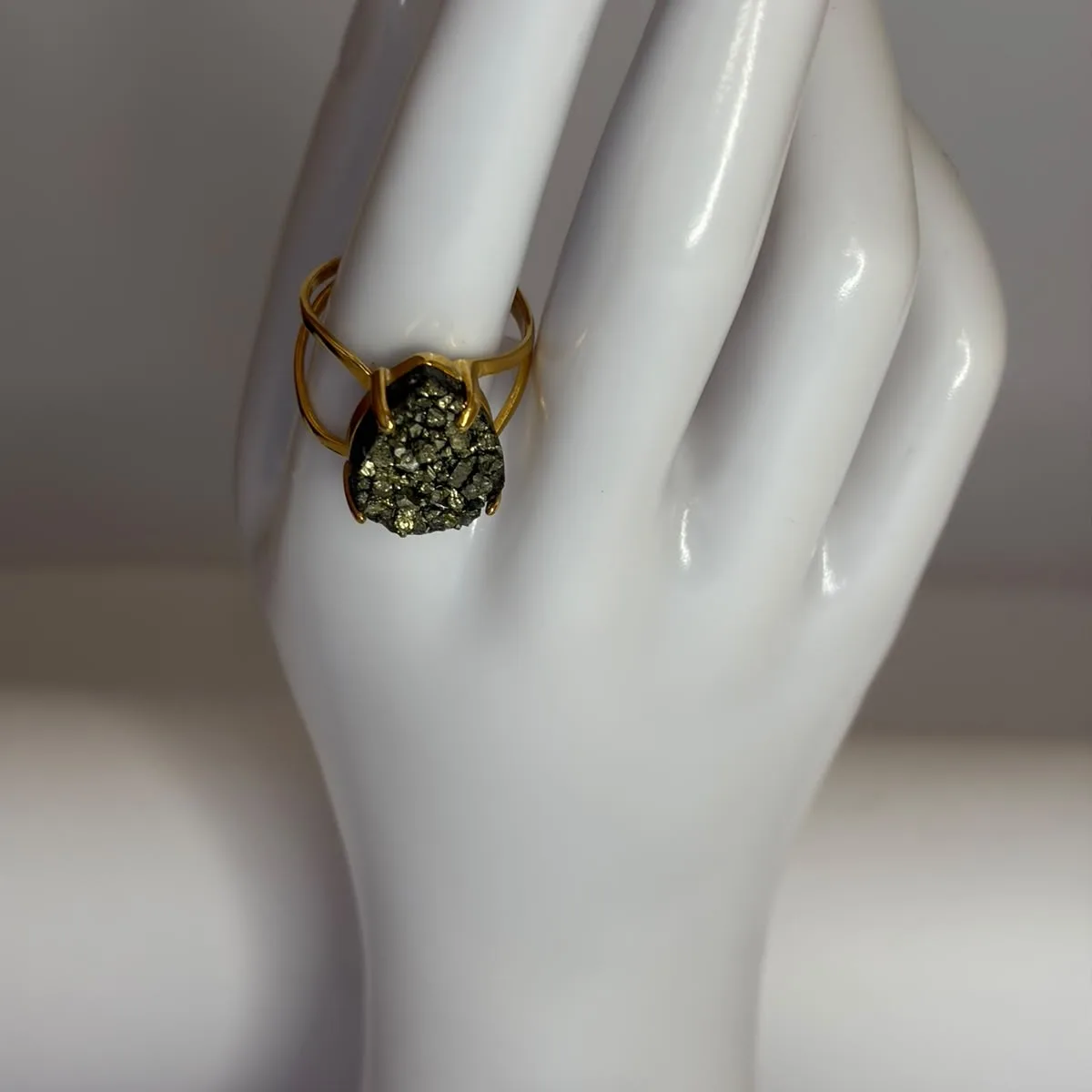 Anillo Brillo Dorado | Pirita Natural Oval o Gota - Imagen 3